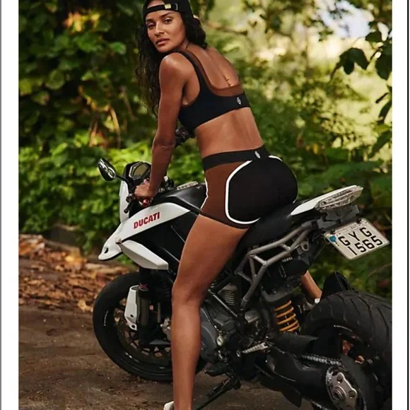 1905. Free People There You Go Run Shorts - Picture 4 of 6